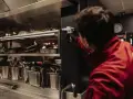 Un technicien en cuisine applique un produit. Une fermeture exceptionnelle pour une hygiène parfaite.