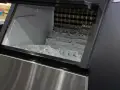 Machine à glaçons professionnelle remplie de glaçons. Un problème de production de glace est suspecté.