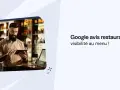 Un restaurateur utilise une tablette pour gérer les avis Google et améliorer la visibilité de son restaurant.