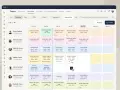 Tableau affichant un exemple d'horaire de travail hebdomadaire pour plusieurs employés, avec des créneaux matinaux, après-midi et intensifs.