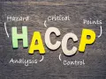Lettres formant HACCP : Hazard Analysis Critical Control Points. Essentiel pour la norme ERP restaurant.