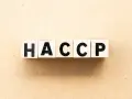 Cubes en bois formant le mot HACCP, essentiel pour la sécurité alimentaire d'un restaurant 5ème catégorie.