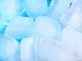 Gros plan sur des glaçons translucides et bleutés, parfaits pour savoir comment faire des glaçons rapidement et rafraîchir vos boissons.
