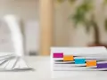 Pile de documents RH organisée avec des onglets colorés.