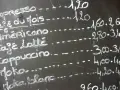 Menu de restaurant affichage au tableau noir : expresso, café du mois, americano, café latté, cappuccino, moka.