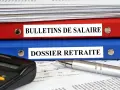 Dossiers "Bulletins de Salaire" et "Dossier Retraite" avec calculatrice et stylo. La question "combien de temps garder les fiches de paie" est au cœur de cette organisation.