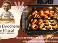 Un chef pâtissier et un four rempli de croissants et de biscuits. Le mode patisserie four est idéal pour ces délices dorés.