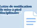 Lettre de notification de mise à pied disciplinaire. Un document symbolise une décision importante.