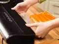Mains pour la mise sous vide de carottes avec une machine.