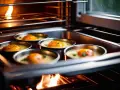 Cinq ramequins d'œufs pochés dans un bain-marie au four, une méthode pour comment faire cuire au bain marie.