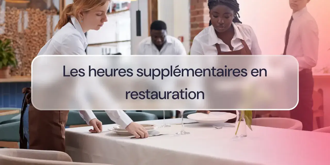 Des serveurs préparent une table, suggérant les heures supplémentaires en restauration.