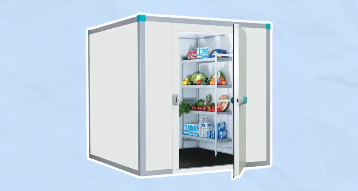 Chambre froide remplie de fruits, légumes et boissons, comme un grand frigo.