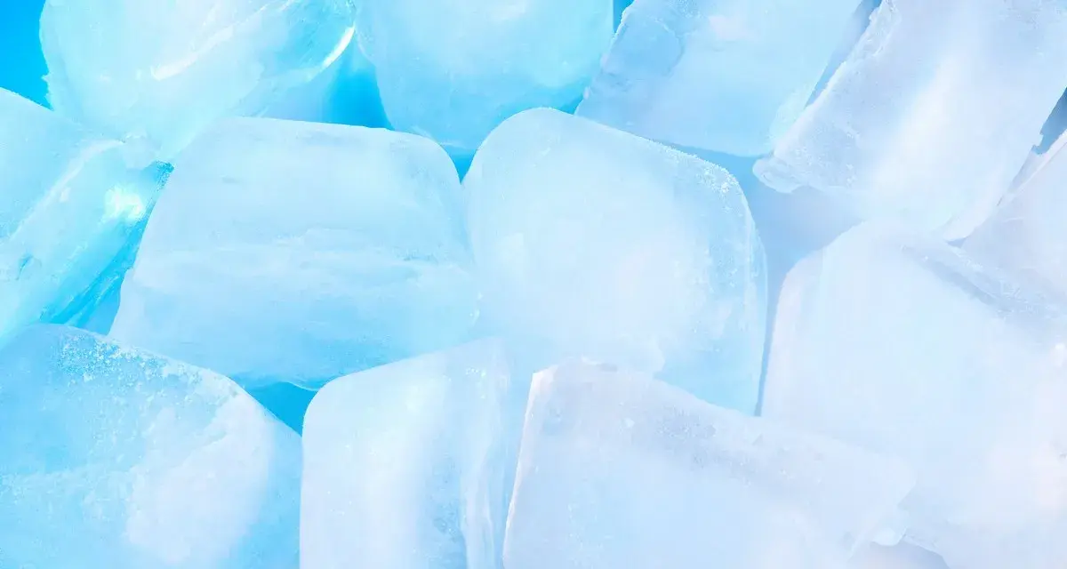 Gros plan sur des glaçons translucides et bleutés, parfaits pour savoir comment faire des glaçons rapidement et rafraîchir vos boissons.