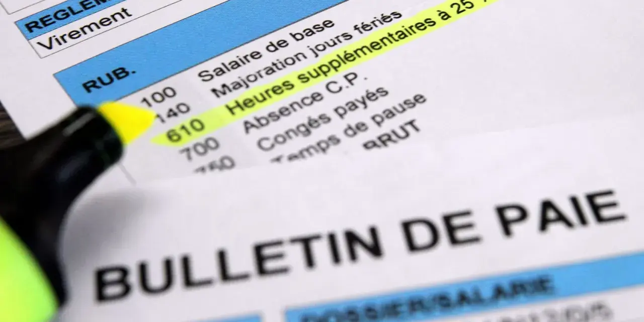 Un bulletin de paie avec une surbrillance jaune sur "Heures supplémentaires à 25%", suggérant une demande d'acompte sur salaire.