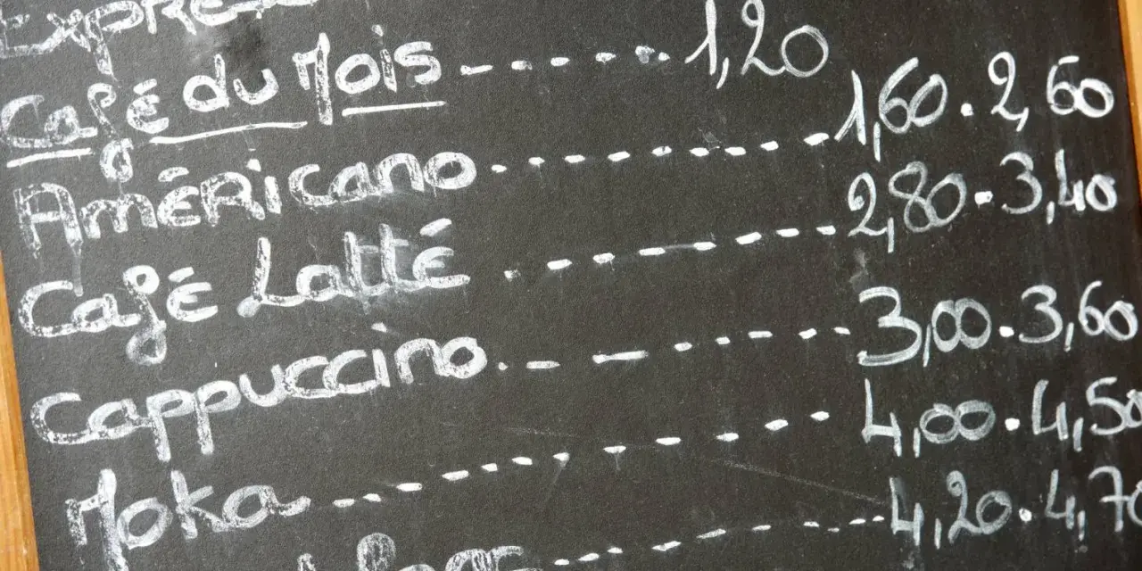 Menu de restaurant affichage au tableau noir : expresso, café du mois, americano, café latté, cappuccino, moka.