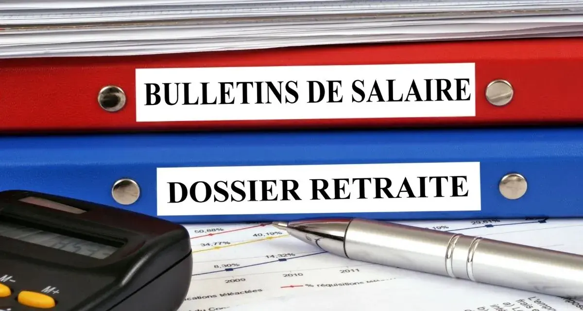 Dossiers "Bulletins de Salaire" et "Dossier Retraite" avec calculatrice et stylo. La question "combien de temps garder les fiches de paie" est au cœur de cette organisation.