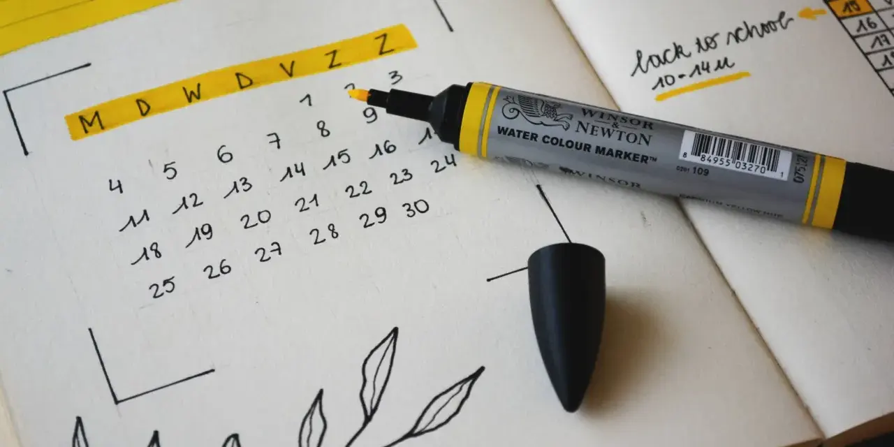 Un calendrier des marronniers pour septembre, avec un marqueur jaune et des décorations florales.