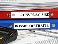 Dossiers "Bulletins de Salaire" et "Dossier Retraite" avec calculatrice et stylo. La question "combien de temps garder les fiches de paie" est au cœur de cette organisation.
