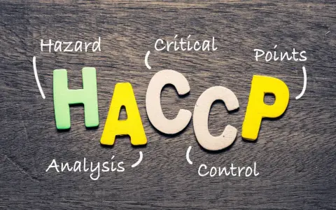 Lettres formant HACCP : Hazard Analysis Critical Control Points. Essentiel pour la norme ERP restaurant.