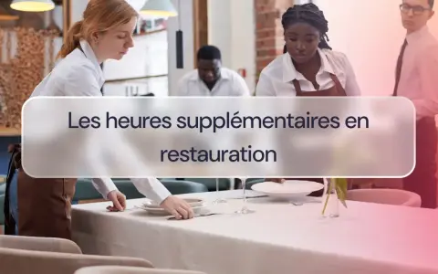 Des serveurs préparent une table, suggérant les heures supplémentaires en restauration.