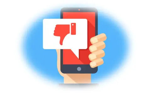 Main d'une personne tenant un smartphone affichant un pouce vers le bas dans une bulle de dialogue. Un mauvais avis sur un achat.