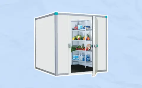 Chambre froide remplie de fruits, légumes et boissons, comme un grand frigo.