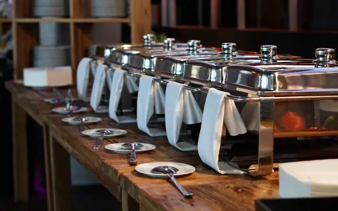 Buffet de plats chauds, prêts à être servis. Idéal pour savoir comment transporter un plat chaud sans qu'il ne refroidisse.