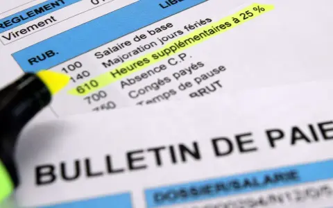Un bulletin de paie avec une surbrillance jaune sur "Heures supplémentaires à 25%", suggérant une demande d'acompte sur salaire.