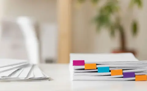 Pile de documents RH organisée avec des onglets colorés.