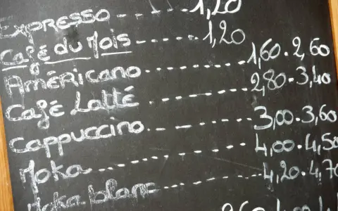 Menu de restaurant affichage au tableau noir : expresso, café du mois, americano, café latté, cappuccino, moka.