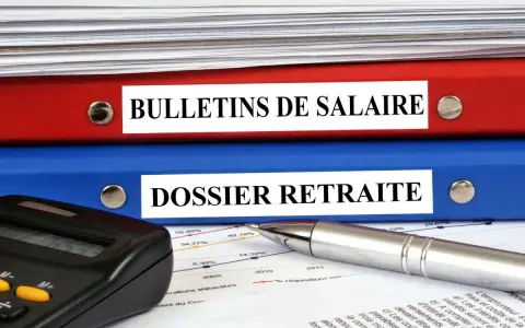 Dossiers "Bulletins de Salaire" et "Dossier Retraite" avec calculatrice et stylo. La question "combien de temps garder les fiches de paie" est au cœur de cette organisation.