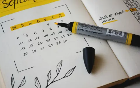 Un calendrier des marronniers pour septembre, avec un marqueur jaune et des décorations florales.