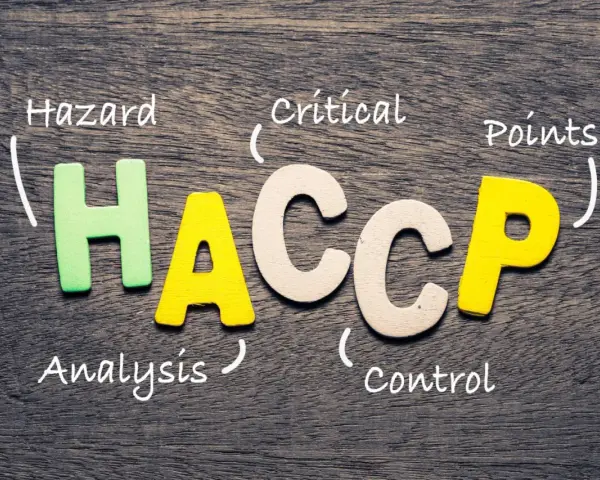 Lettres formant HACCP : Hazard Analysis Critical Control Points. Essentiel pour la norme ERP restaurant.