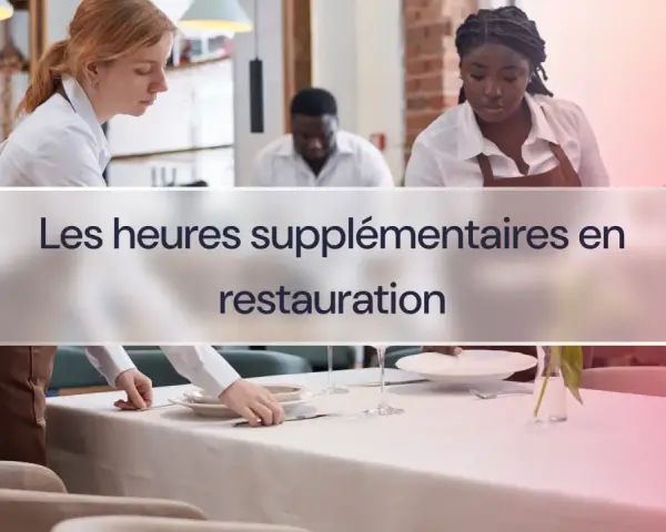 Des serveurs préparent une table, suggérant les heures supplémentaires en restauration.