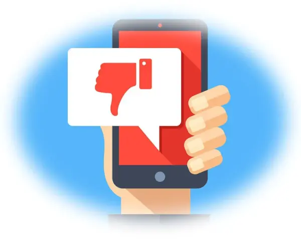 Main d'une personne tenant un smartphone affichant un pouce vers le bas dans une bulle de dialogue. Un mauvais avis sur un achat.