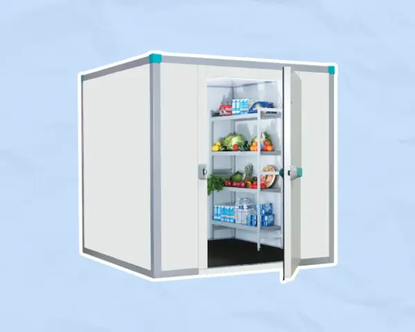 Chambre froide remplie de fruits, légumes et boissons, comme un grand frigo.