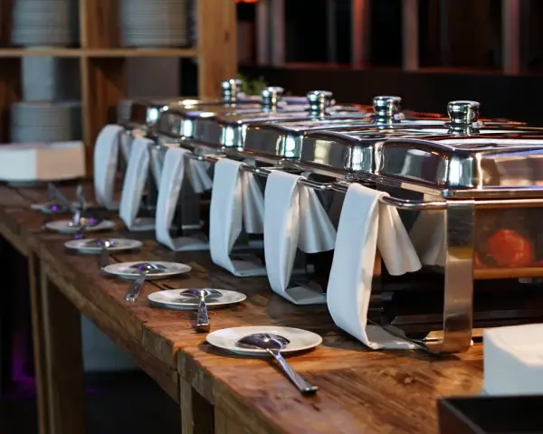 Buffet de plats chauds, prêts à être servis. Idéal pour savoir comment transporter un plat chaud sans qu'il ne refroidisse.