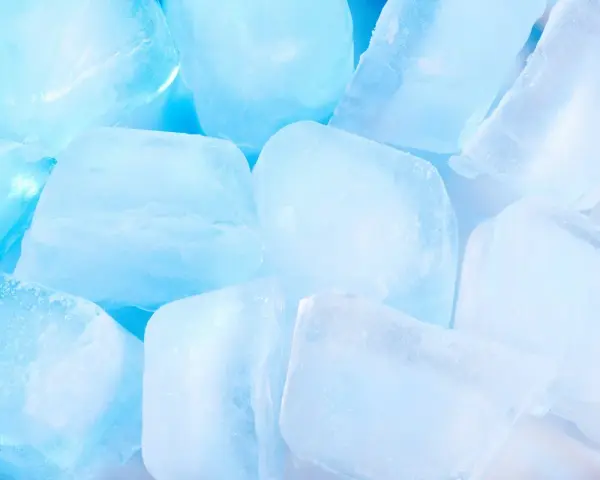 Gros plan sur des glaçons translucides et bleutés, parfaits pour savoir comment faire des glaçons rapidement et rafraîchir vos boissons.
