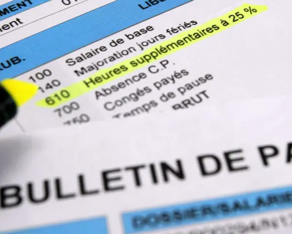Un bulletin de paie avec une surbrillance jaune sur "Heures supplémentaires à 25%", suggérant une demande d'acompte sur salaire.