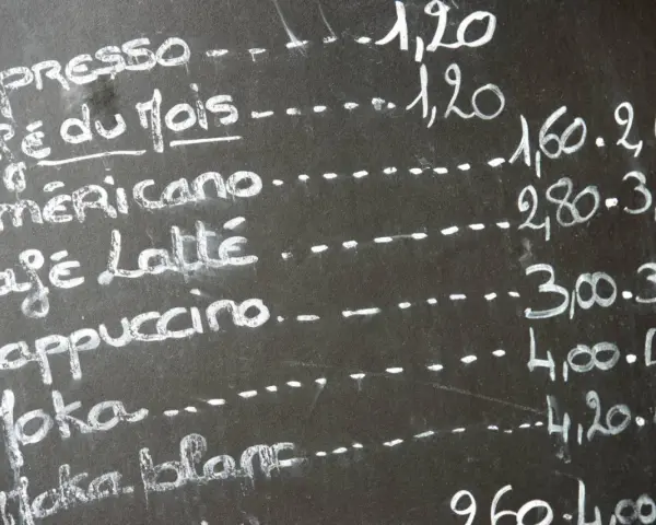 Menu de restaurant affichage au tableau noir : expresso, café du mois, americano, café latté, cappuccino, moka.