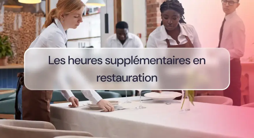 Des serveurs préparent une table, suggérant les heures supplémentaires en restauration.