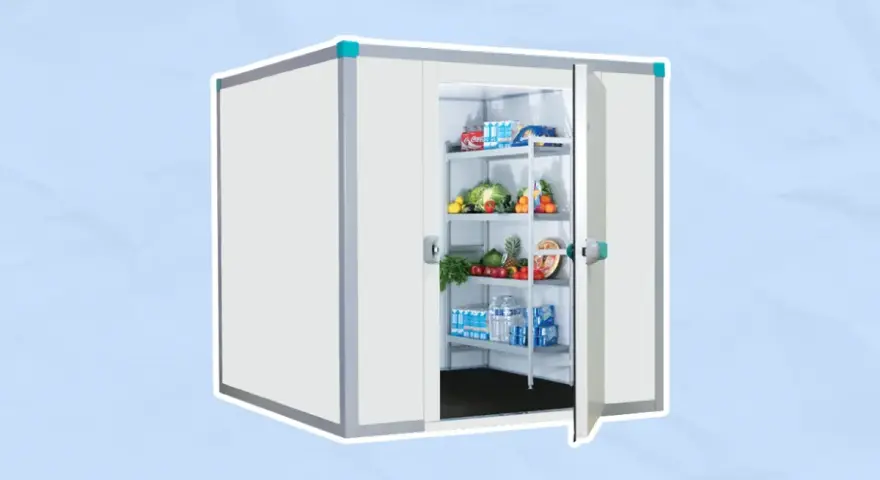 Chambre froide remplie de fruits, légumes et boissons, comme un grand frigo.