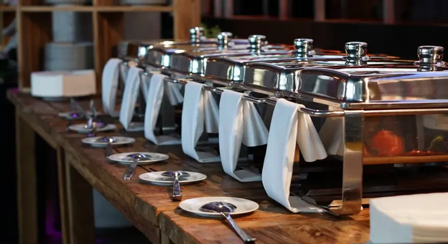 Buffet de plats chauds, prêts à être servis. Idéal pour savoir comment transporter un plat chaud sans qu'il ne refroidisse.