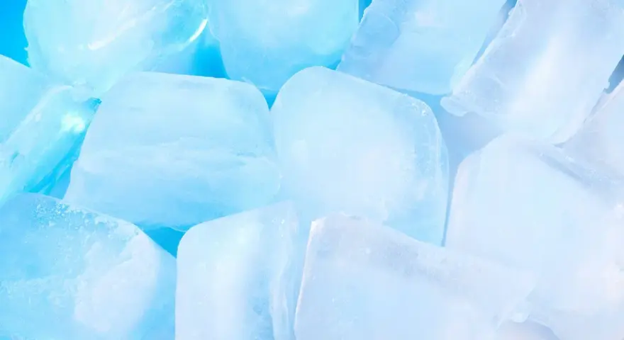 Gros plan sur des glaçons translucides et bleutés, parfaits pour savoir comment faire des glaçons rapidement et rafraîchir vos boissons.