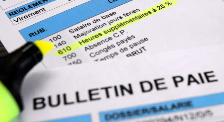 Un bulletin de paie avec une surbrillance jaune sur "Heures supplémentaires à 25%", suggérant une demande d'acompte sur salaire.