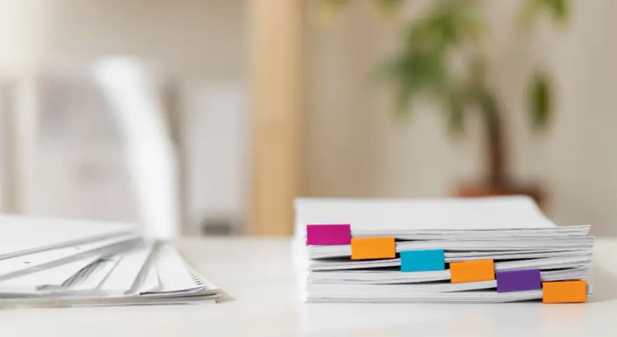 Pile de documents RH organisée avec des onglets colorés.