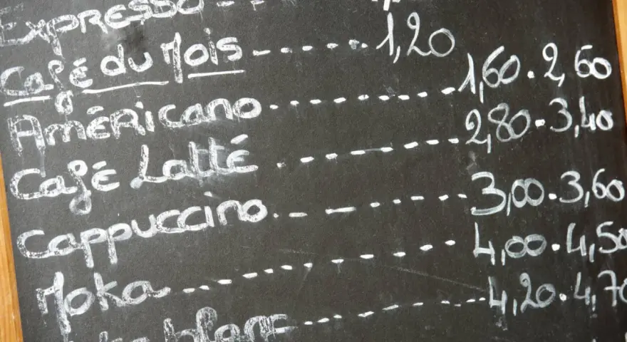 Menu de restaurant affichage au tableau noir : expresso, café du mois, americano, café latté, cappuccino, moka.