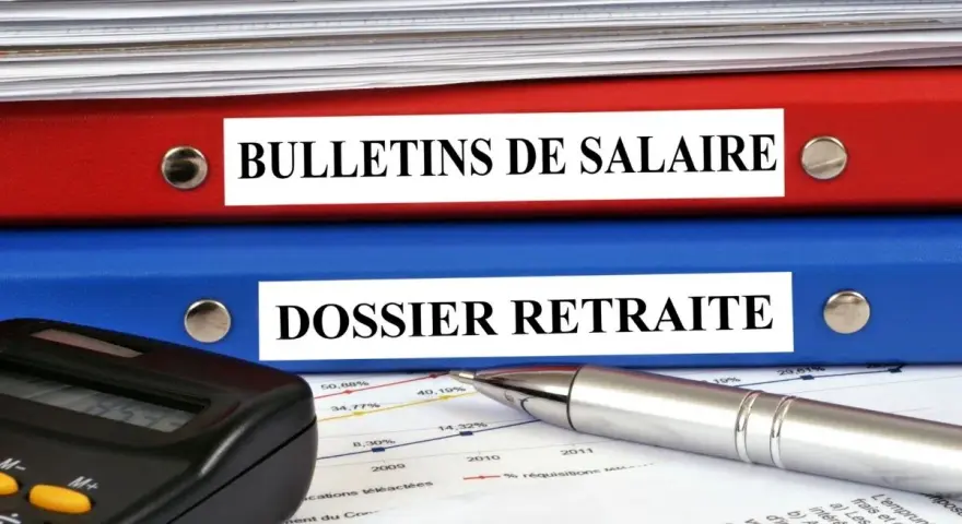 Dossiers "Bulletins de Salaire" et "Dossier Retraite" avec calculatrice et stylo. La question "combien de temps garder les fiches de paie" est au cœur de cette organisation.