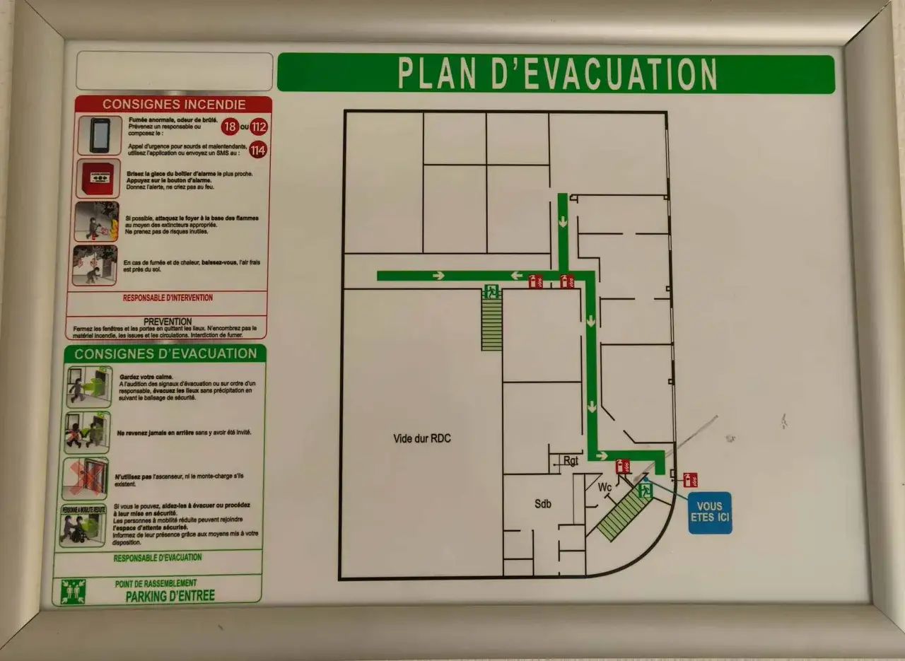 Plan d'évacuation d'un restaurant, détaillant les consignes de sécurité incendie et les voies d'évacuation.