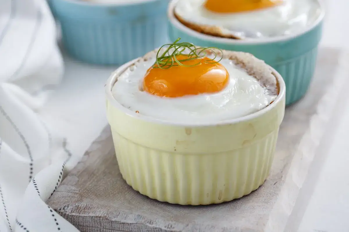 Œufs cuits au four en ramequins, un plat savoureux préparé en cuisson au bain-marie.